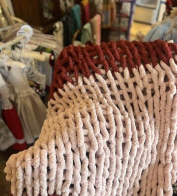 Crafting with the Maker: Chunky Yarn Blanket